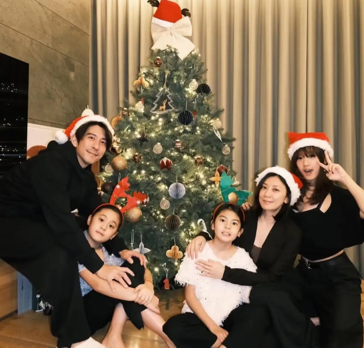 贾静雯女儿梧桐妹晒出和妈妈、继父、妹妹们过圣诞节，气氛很好！通常一个妈生的兄弟姐