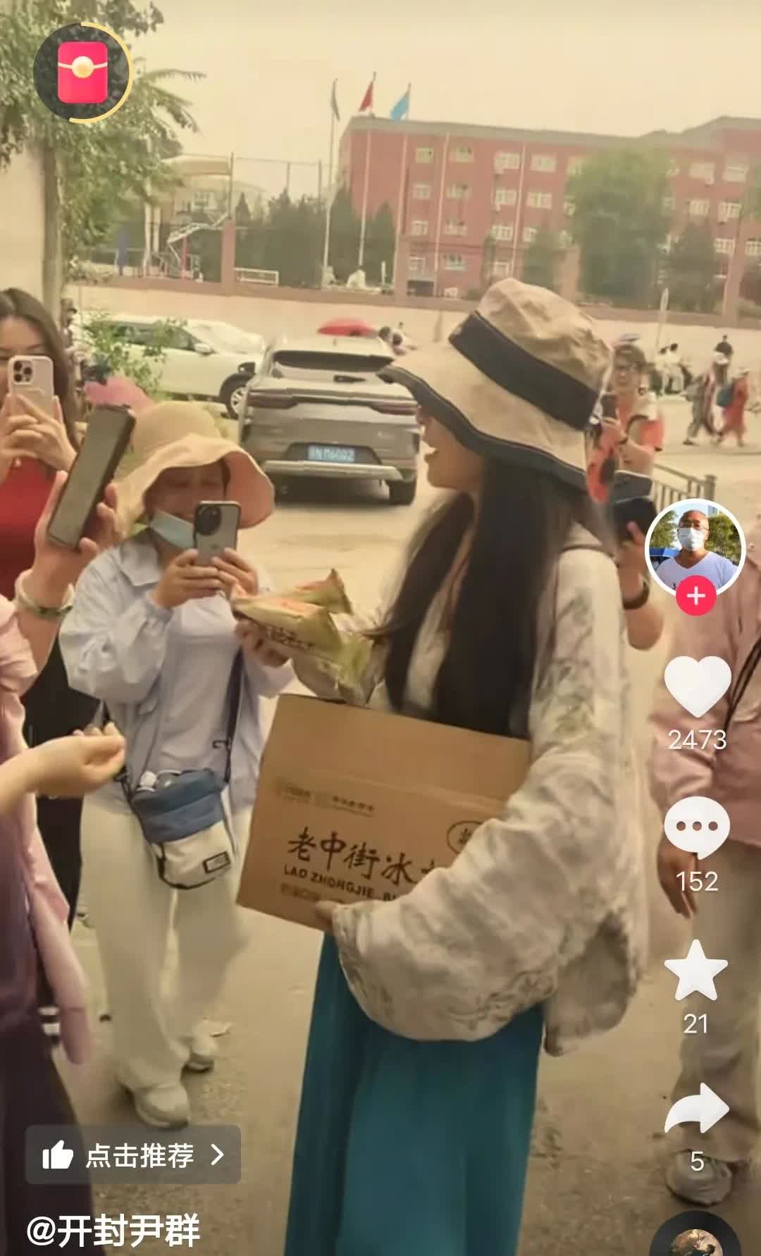 看到妮妮想起了许大舅[哭哭]妮妮真是个知感恩善良的孩子[赞][赞]自费给