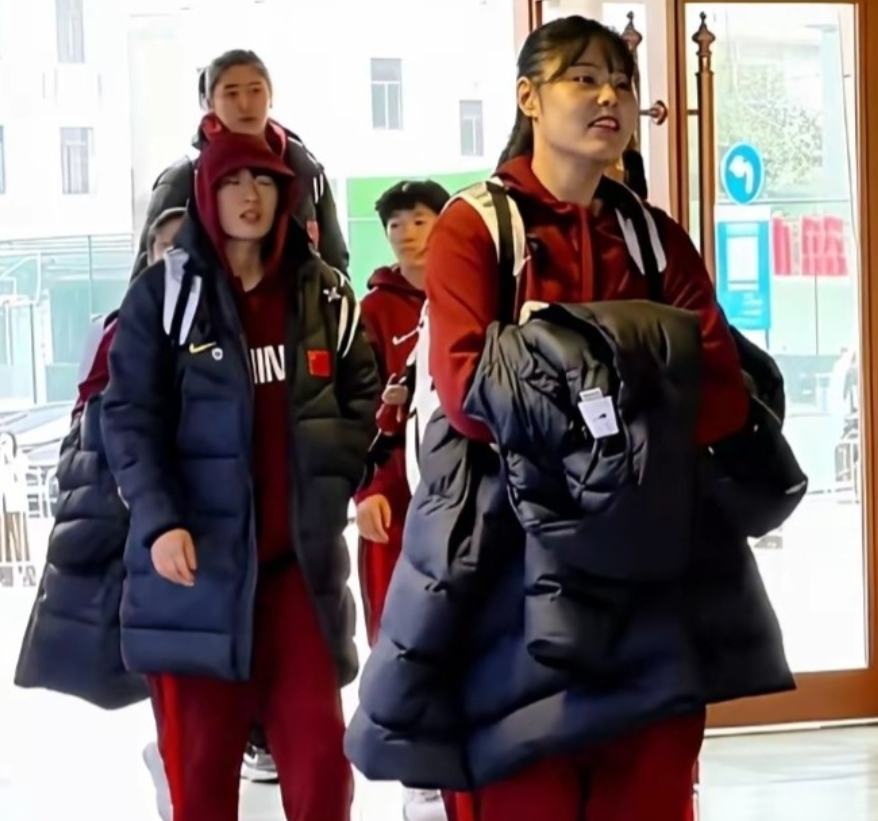 3月8日晚中国女篮四大金刚集齐，张子宇，刘禹彤，韩旭，纷纷上场亮相，李月汝可能因