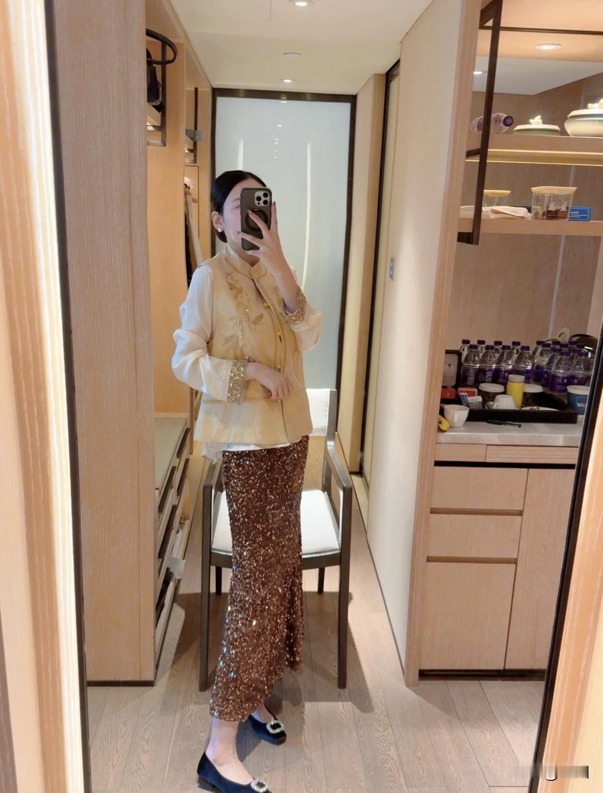 有哪些令人眼前一亮的裙装穿搭优雅复古风，金色刺绣上衣搭配闪亮长裙，尽显华丽气质！