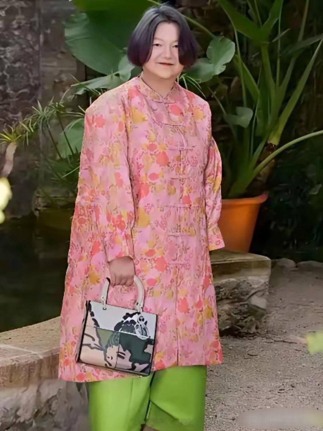 大富婆洪晃不做医美、不减肥、六旬老太敢穿粉配绿：美在自在，胜在无畏～​​​