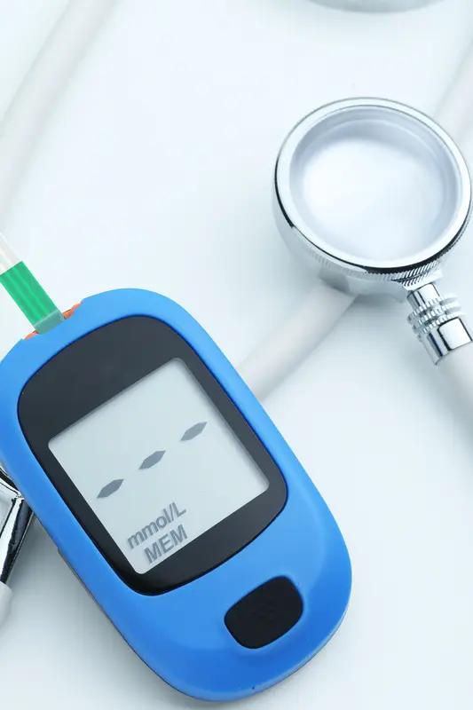 血糖高和经常吃饱还真有关系。进食后，食物里的碳水会分解成葡萄糖进入血液，让血糖升