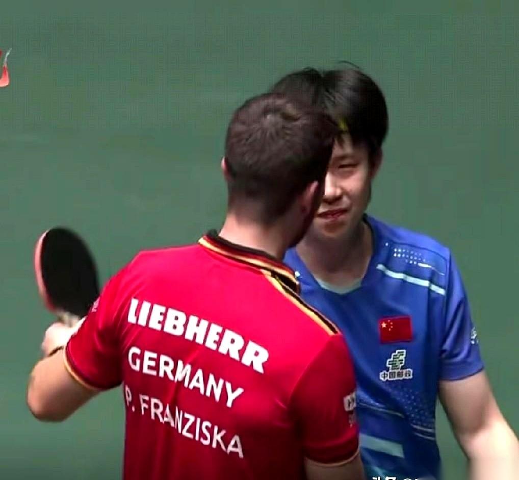 眼瞅着王楚钦一个7-0，直接把人打懵了。暂停都用完了，怎么办？德国老哥不跟你玩