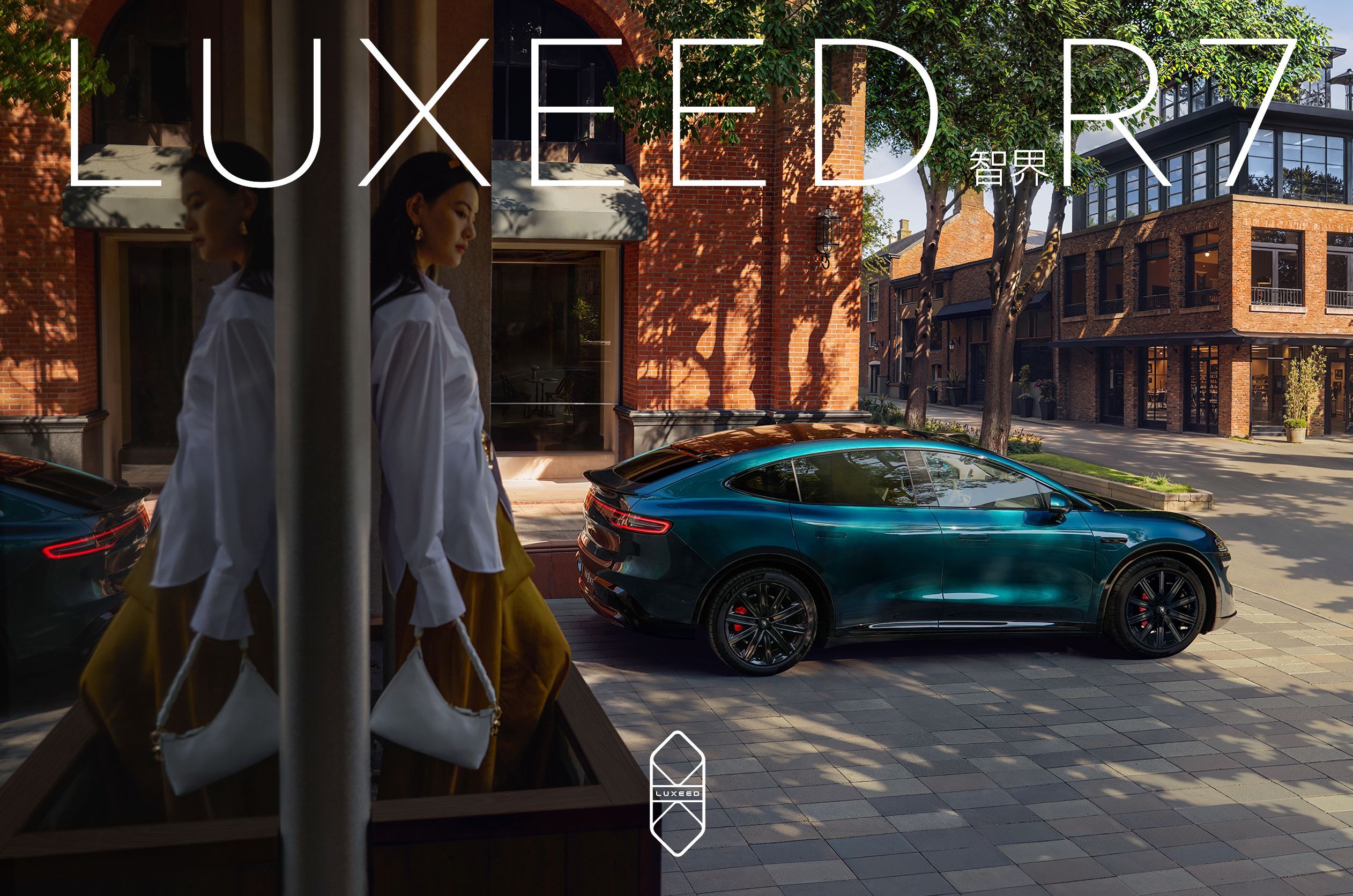 新款智界R7开了一个月了，极光绿真的太帅了，回头率拉满，智界10月交付直接破万，