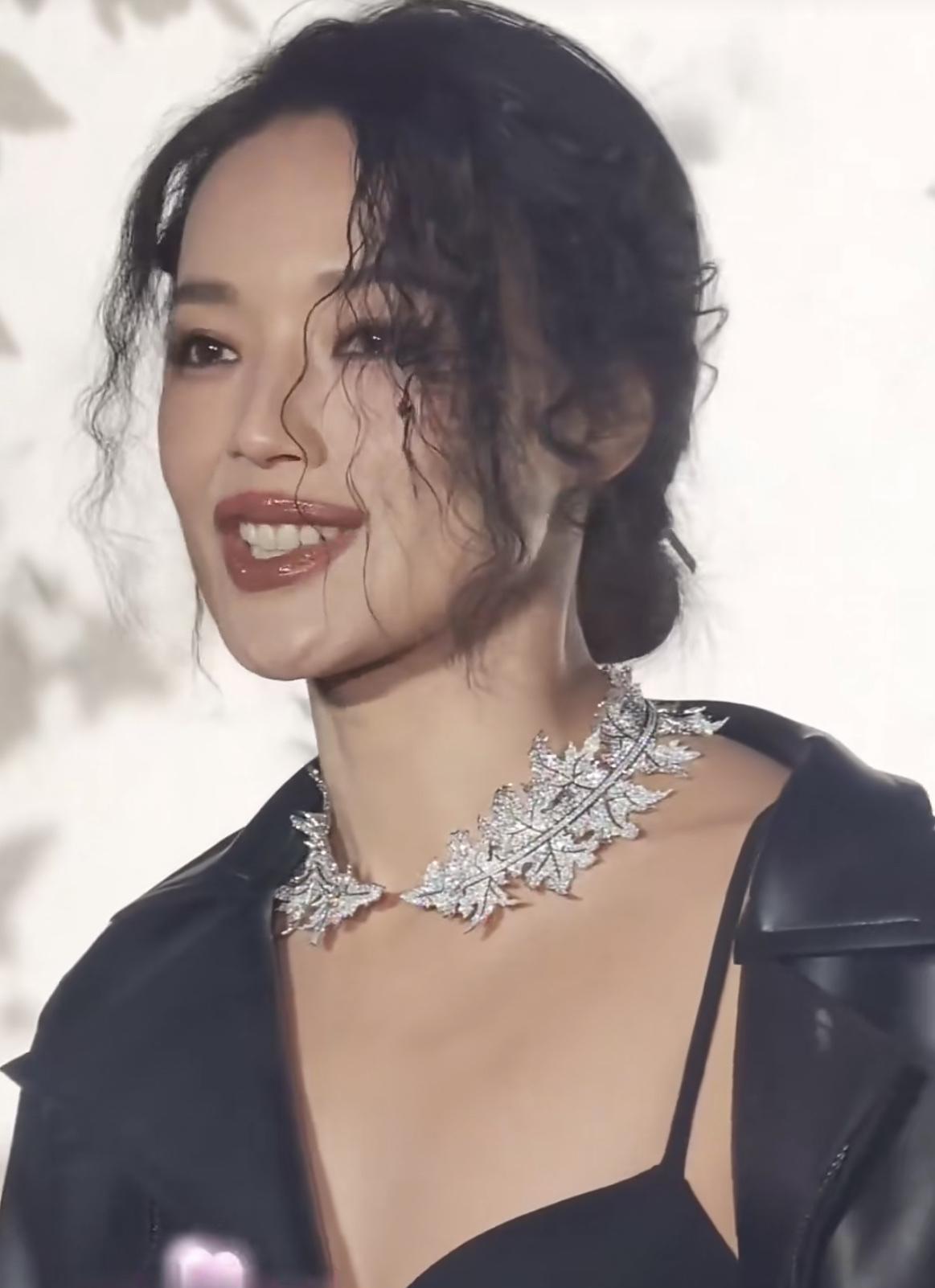这头发怎么烫的？是不是烟花烫？感觉又要成为流行发型了！怎么不长皱纹的，周迅都