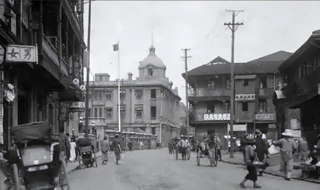 1932年，陈玉仁叛变，供出了潜伏在敌人内部的地下党员王世英，王世英察觉到异常后