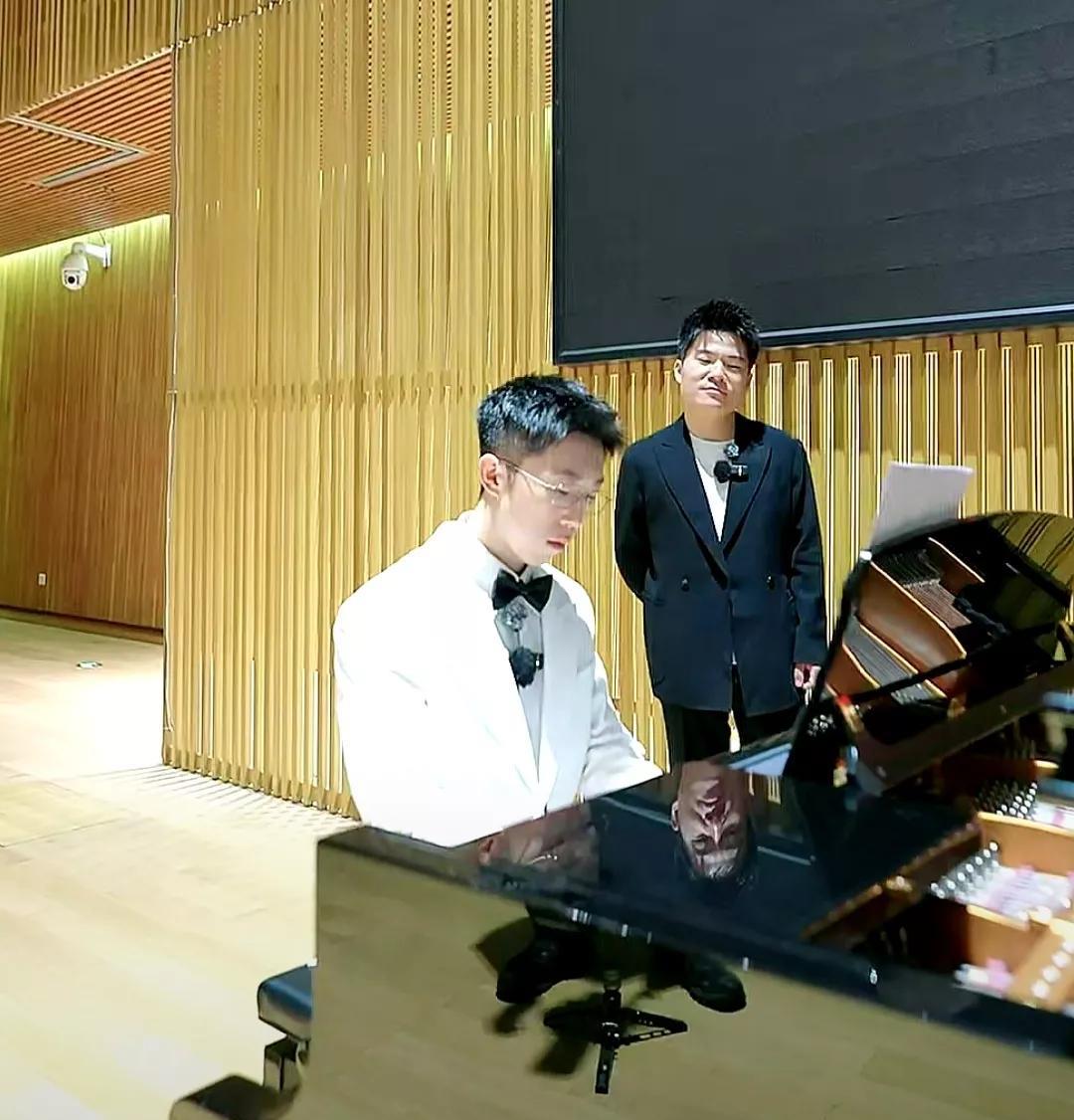 今天下午在音乐厅，当汉森一曲弹完，准备起身弯腰致谢离场时，董宇辉一个意外举动，立