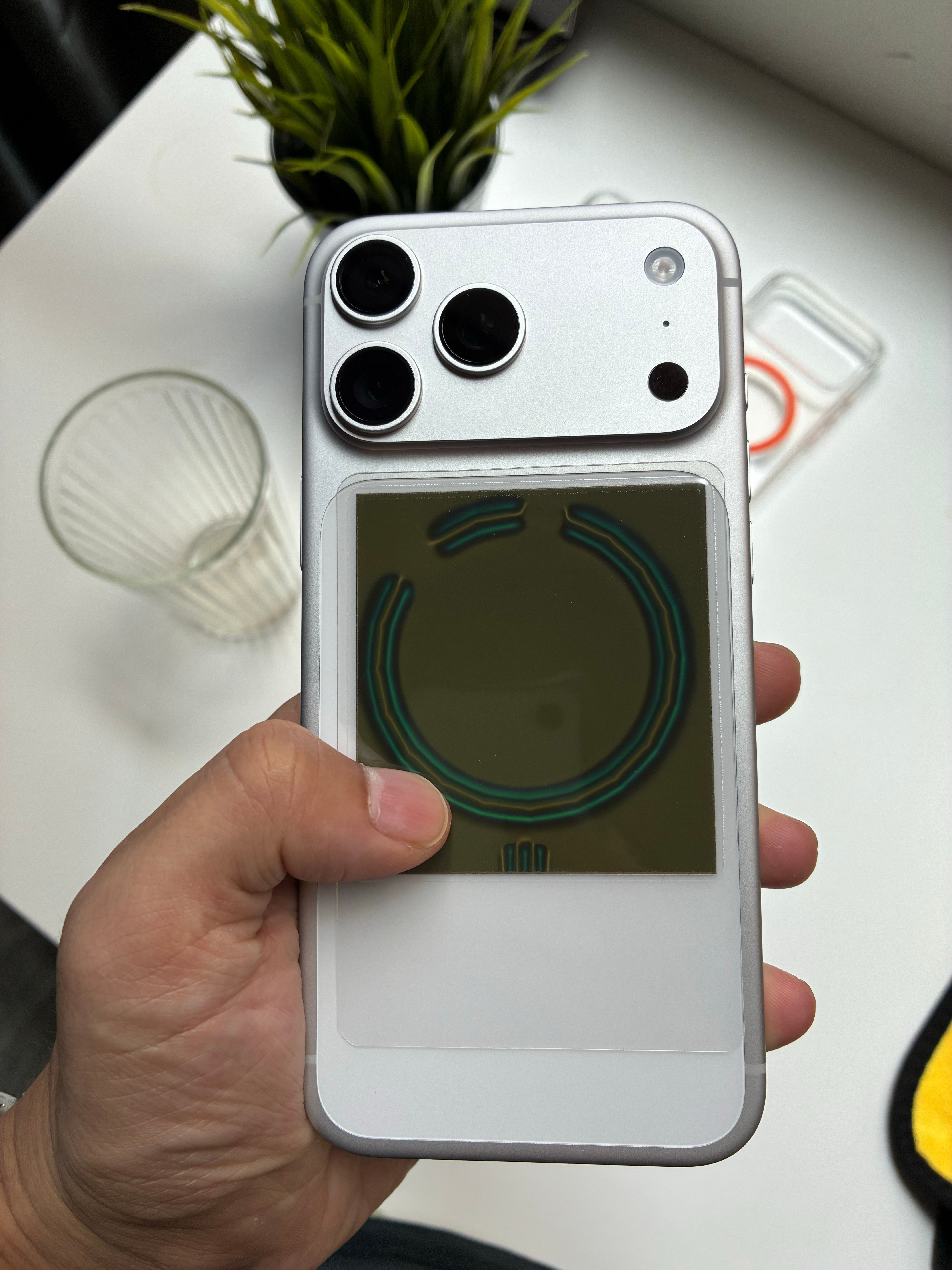 今年iPhone17ProMax的磁铁左上角开了两个口子还挺意外（我看拆解