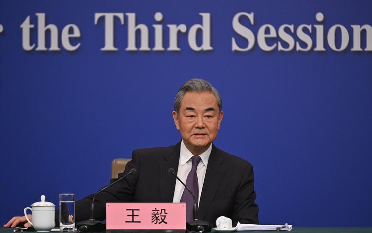 毫不避讳，王毅外长正式回应特朗普访华！3月8日，随着王毅外长首次正面回应特