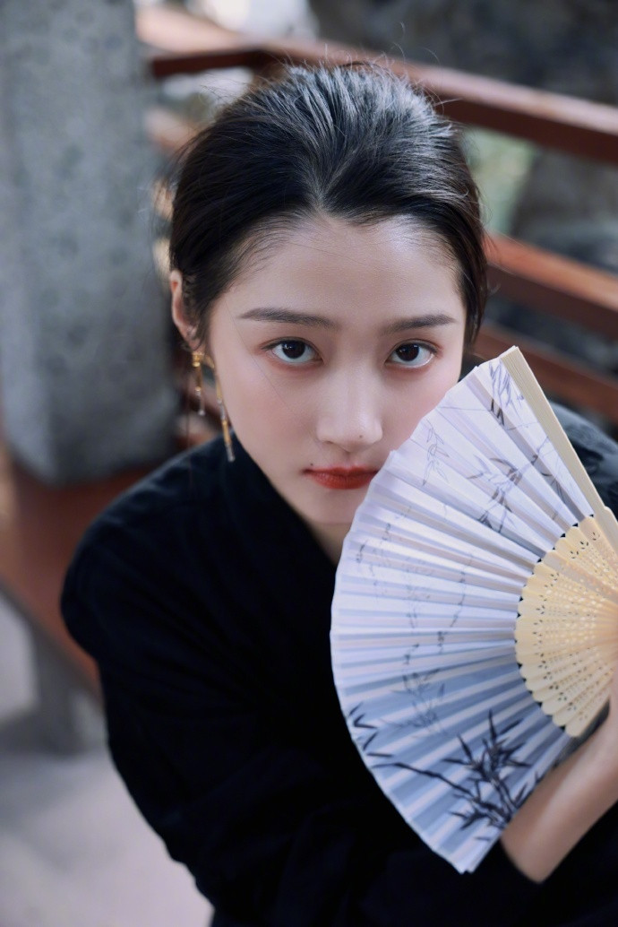 关晓彤新中式淡淡的就很美