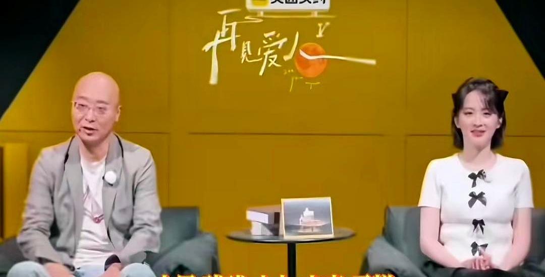 狗还在，戒指没摘，话却少得像客服机器人。她报狗名，他回“减10克粮”，连眼神都