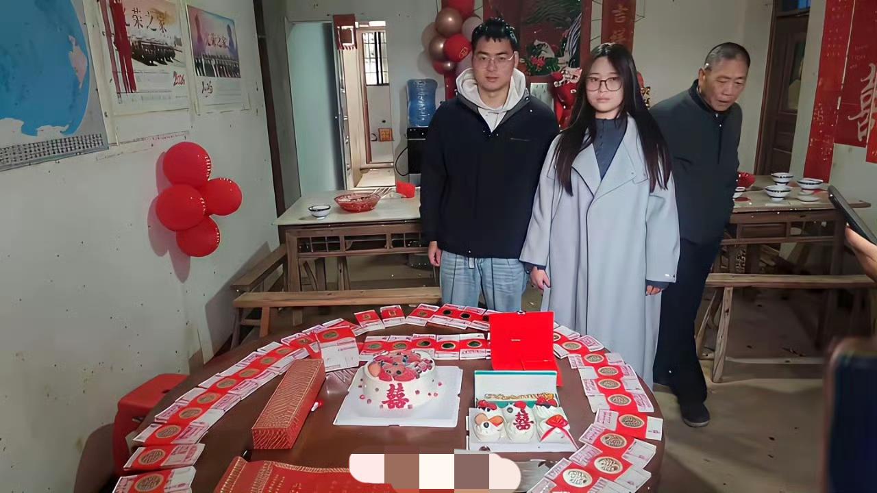 儿子订婚了，一旁的老父亲却闷闷不乐。一看满桌的现金，懂了。这可能是一个老父亲半生