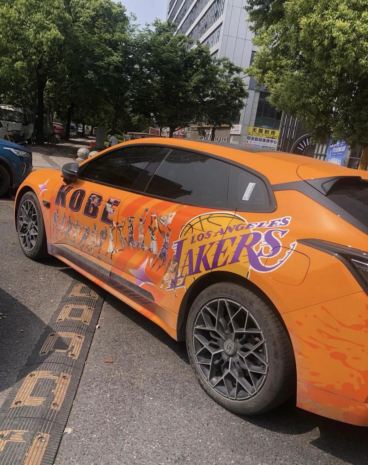 紫金与橙黄撞出信仰的火花，车身上记录着科比的瞬间，都是永不落幕的曼巴精神。车轮向
