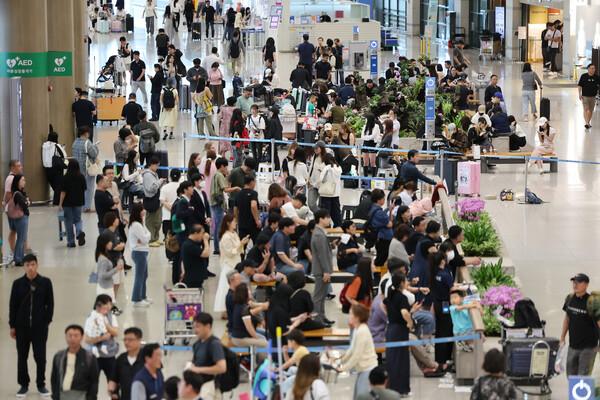 韩国人正在把钱包从首尔搬到中国。一百七十万韩国人上半年飞中国，根本不是什么"旅游