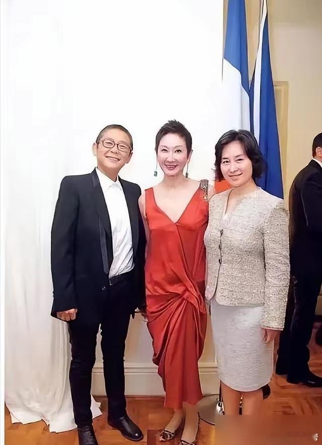 施南生生前与刘嘉玲、俞琤、何超琼聚餐时的一幕，喝的是法国红酒。​​​