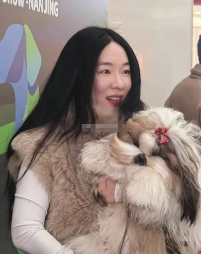 霍思燕的45岁，给所有中年女性上了一课。她牵着狗从赛场回来，头发被风吹得有点乱