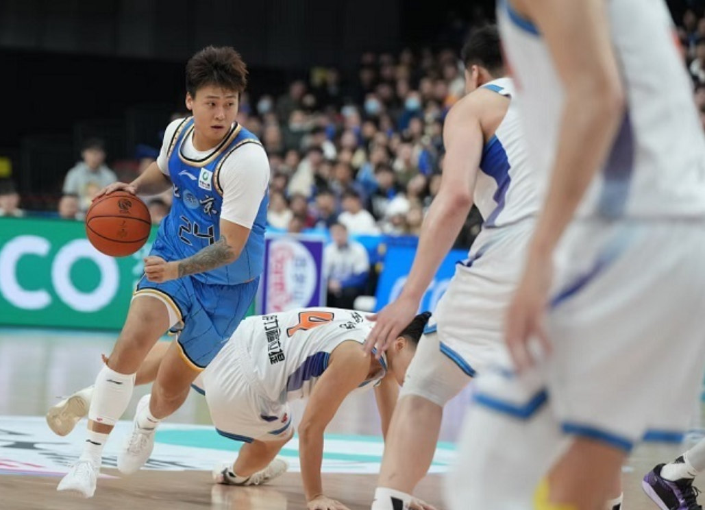 26日晚，北汽男篮在客场挑战新疆队，经过苦战最终以89比85战胜对手，获得开赛以