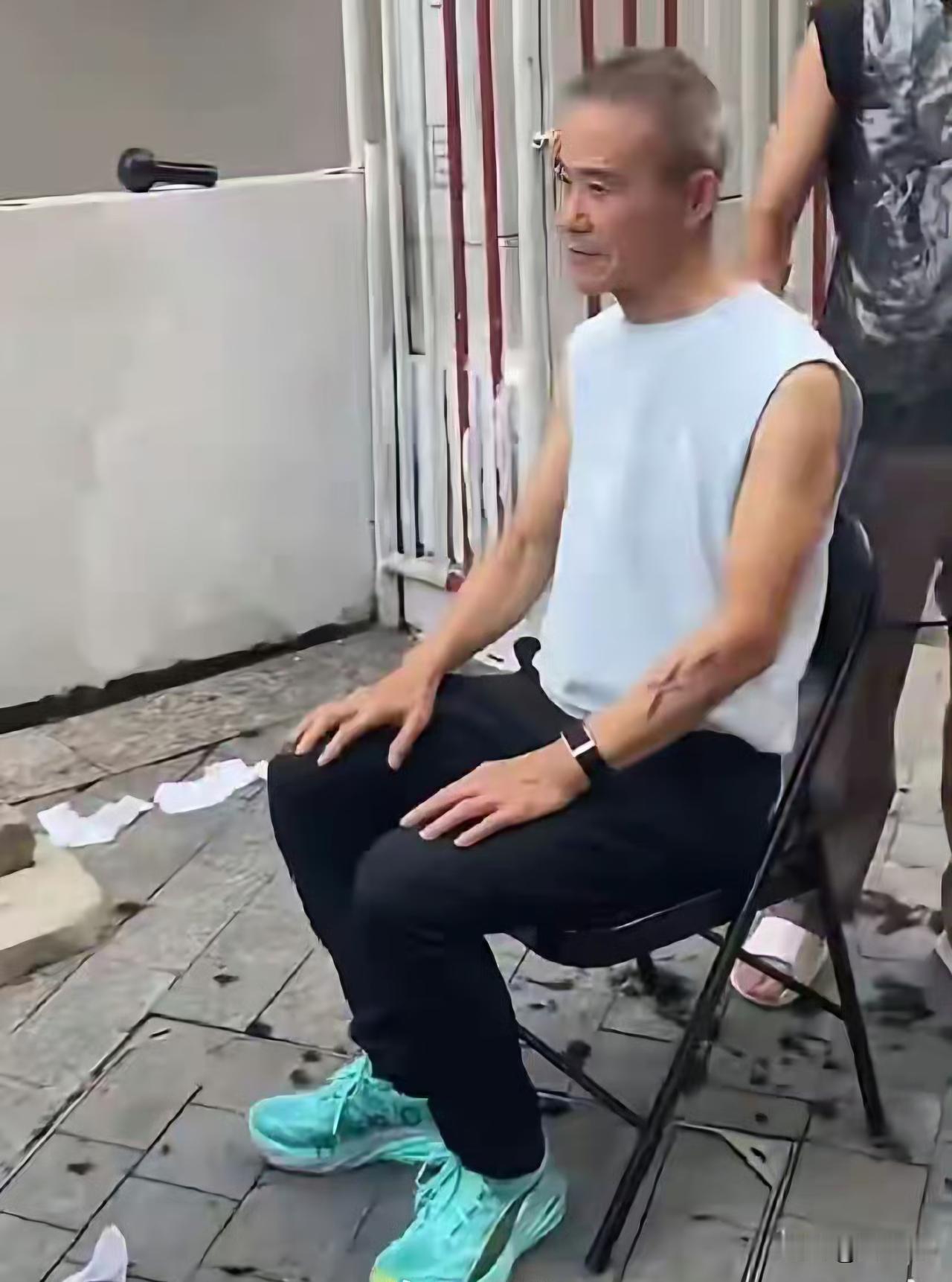 王石光顾“十元理发”？并且看场景不是摆拍，应该不会被小孩嘲笑近日，偶然看到几