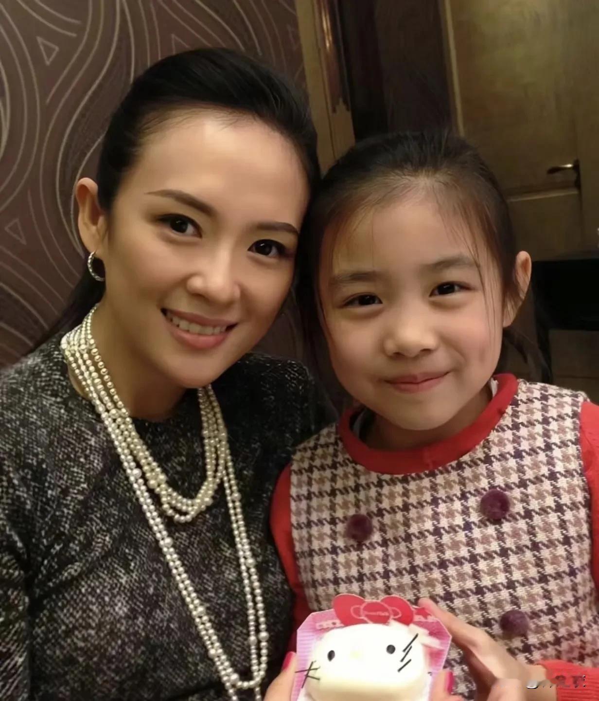 章子怡没有对小苹果不好的理由，因为她自己事业成功，不需要依靠汪峰的财富，也看不上