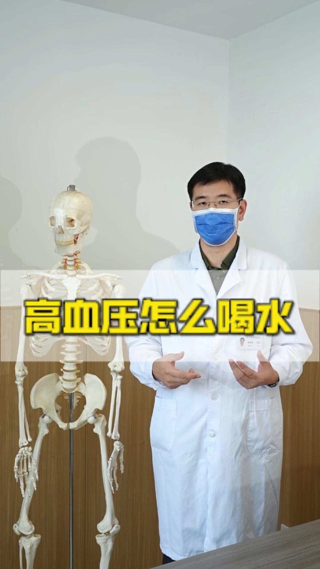 天热出汗多，高血压人群喝水有讲究，这3种要少碰，这3种可常喝，选对喝对血压稳。