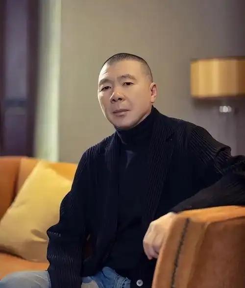 冯小刚拍《甲方乙方》那年，制作费340万，他拉下脸求叶京帮他去部队借坦克，一个电