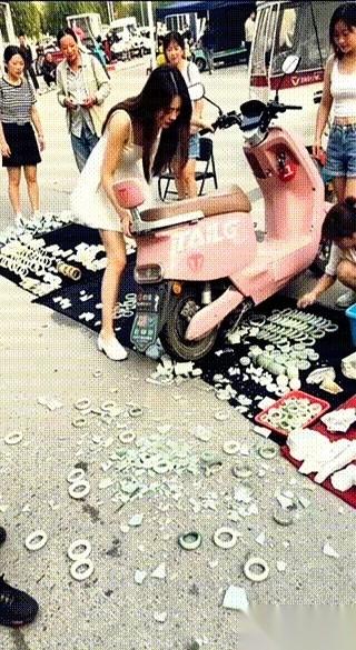 一声脆响，一辆电摩直接撞进路边摊，摊上码得整整齐齐的“连城玉器”，碎了一地。绿