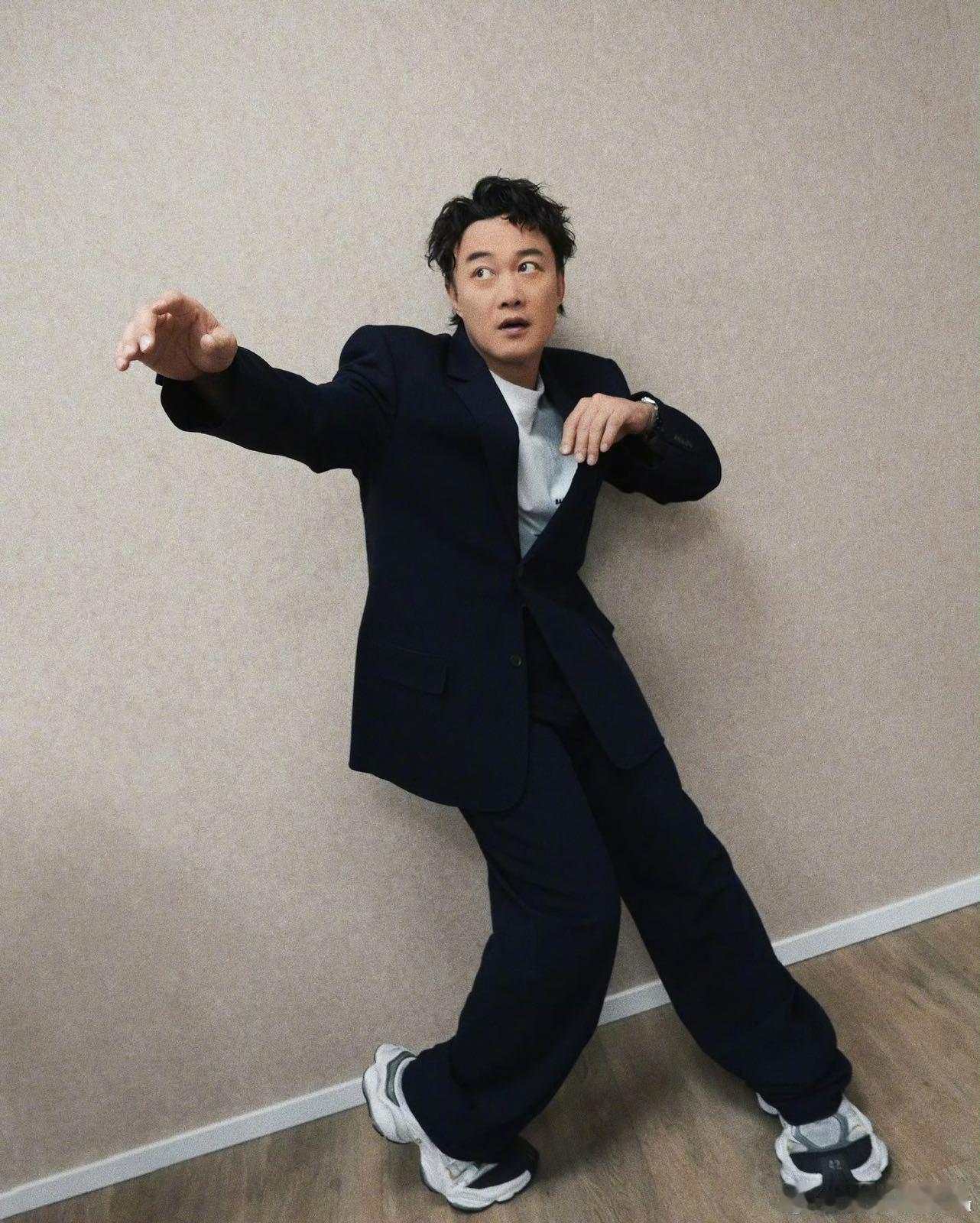陈奕迅新歌第一个听众是烤鸭别人发新歌找媒体造势，陈奕迅却把首播现场搬进烤鸭店。