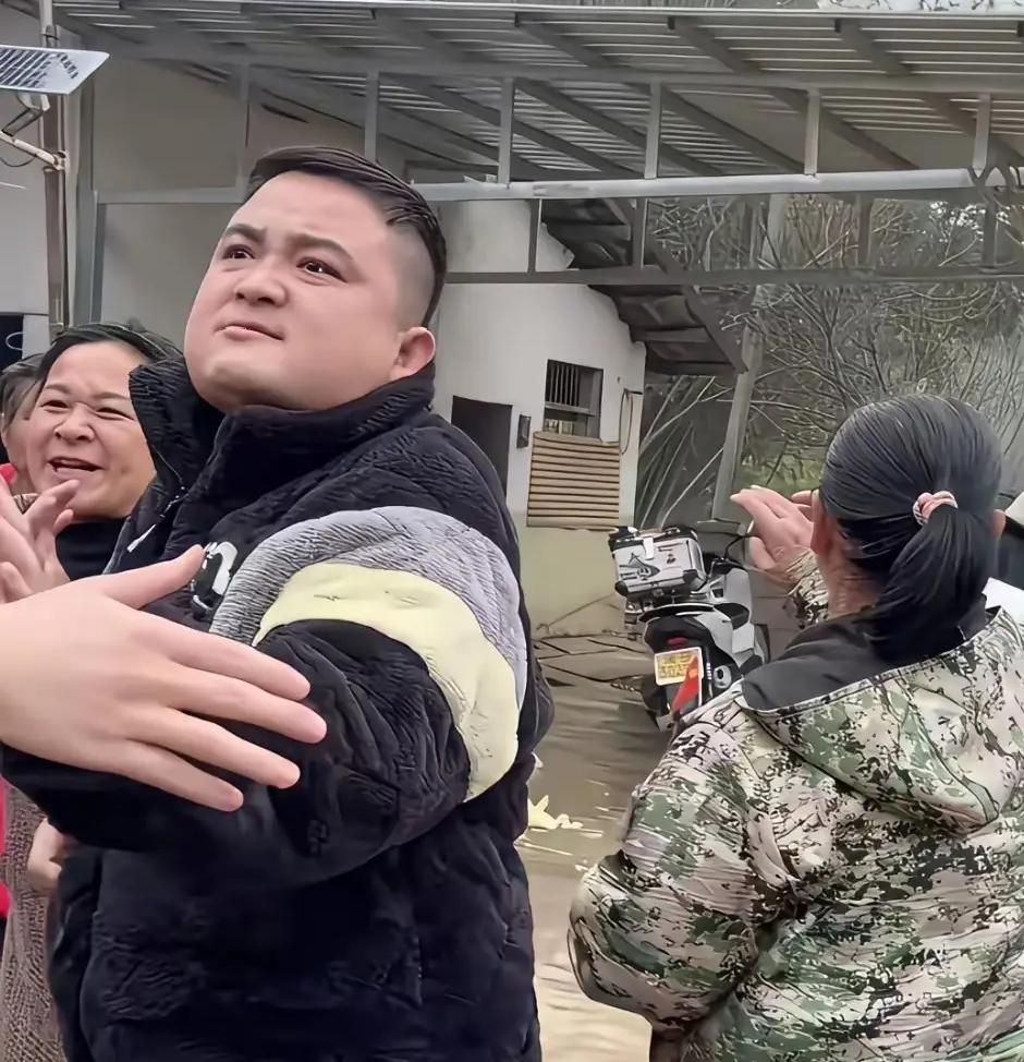 株洲尹明杀猪宴后续，双方各执一词，村委会已经报警。村支书说尹明办杀猪宴根本没