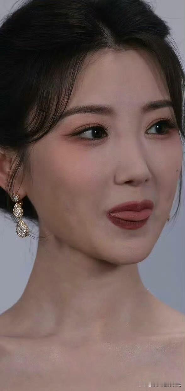 毛晓彤怼脸拍，性感吐舌​​​