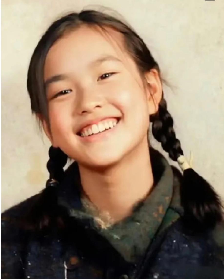 原来这就是刘晓庆的青春模样！笑容太治愈了🌸第一次刷到刘晓庆年轻时的照片，