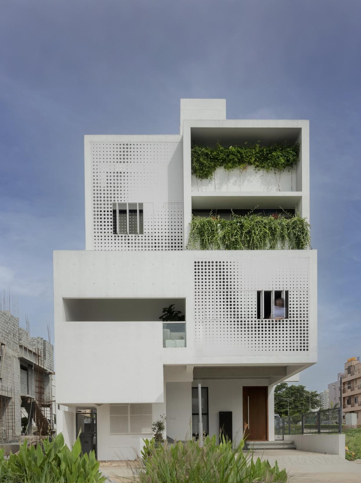 纯白三层自建别墅，镂空立面把光影搬进家里。准备建房的朋友，偏爱干净纯白...