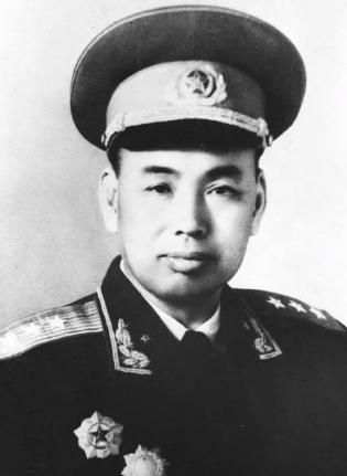 1955年，许世友在家中饮酒正酣，突然间电话铃声响起，他略带醉意地接起电话，大声