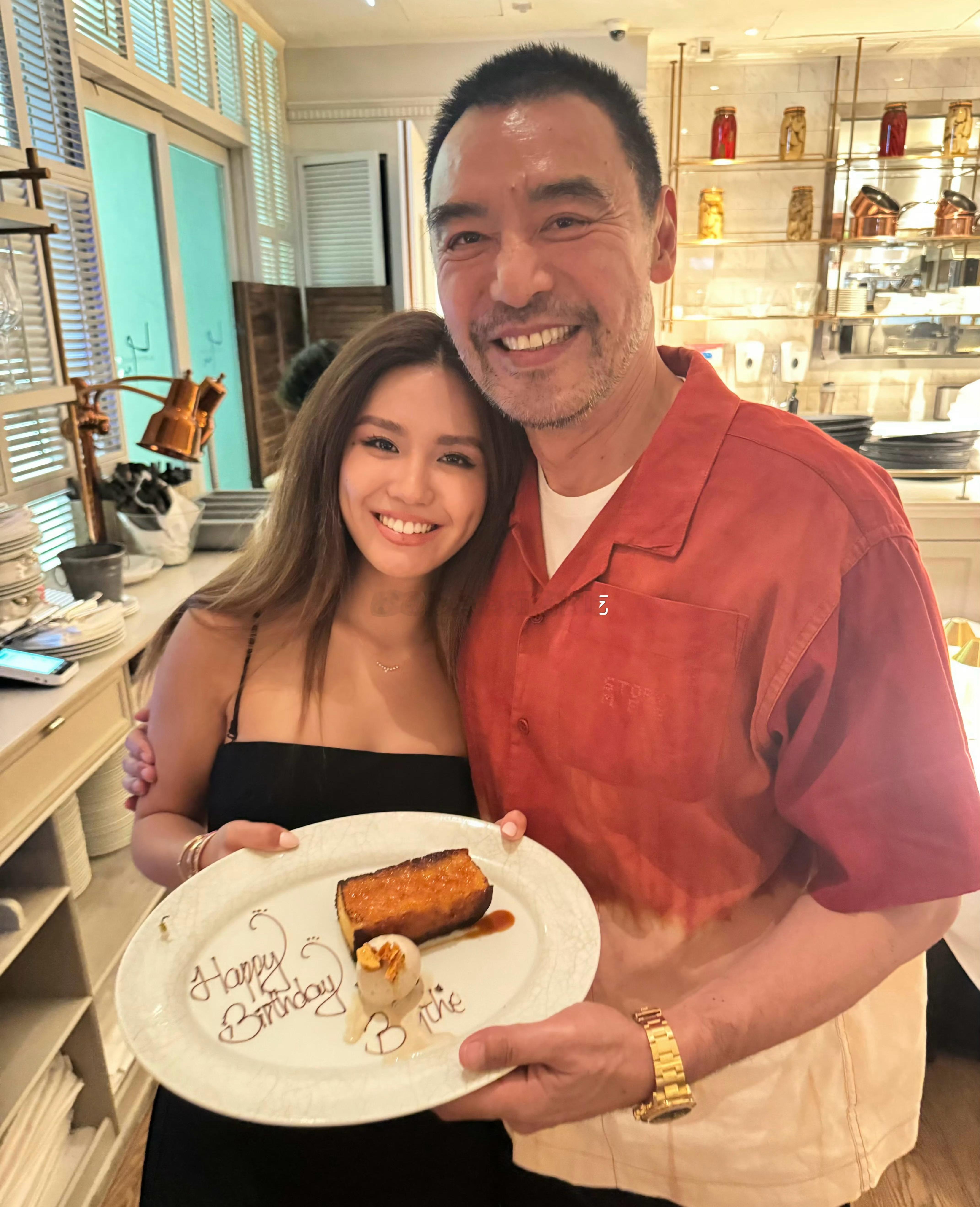 钟镇涛范姜帮女儿钟懿庆祝21岁生日🎂​​​