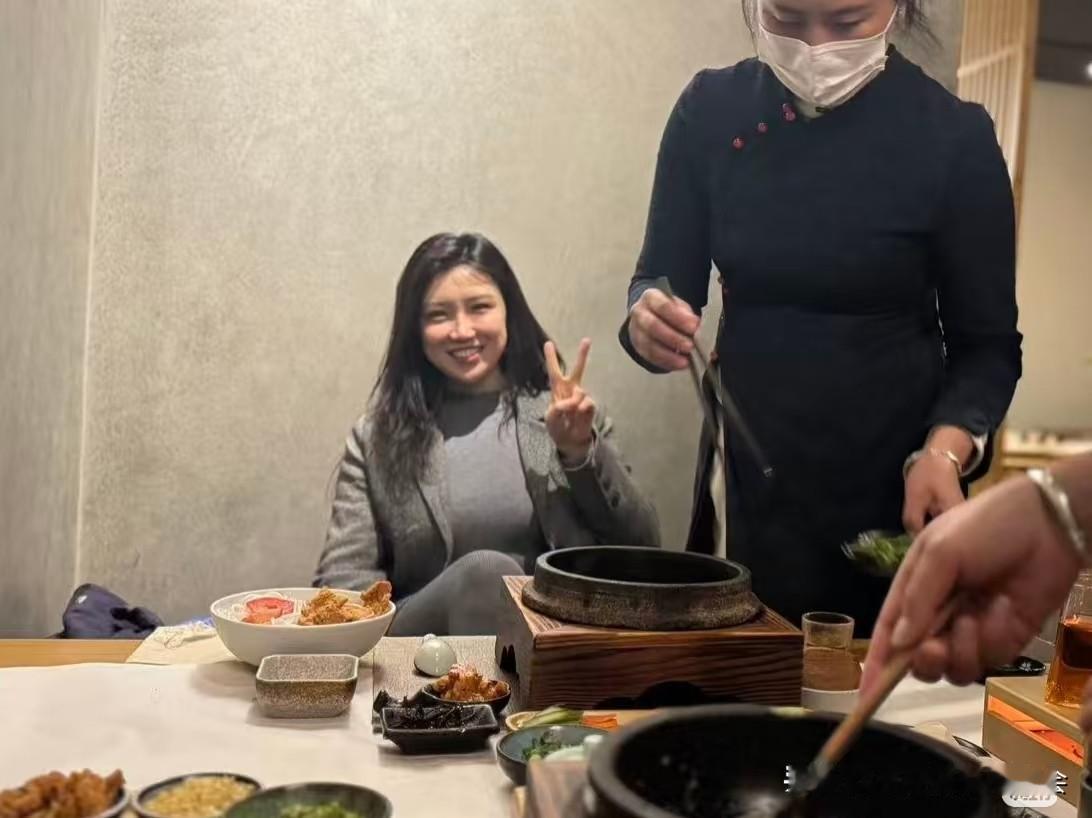 热乎的石锅+满桌小菜。完成了一个大单，领导高兴请客吃饭了，一起炫起来吧！今晚有口