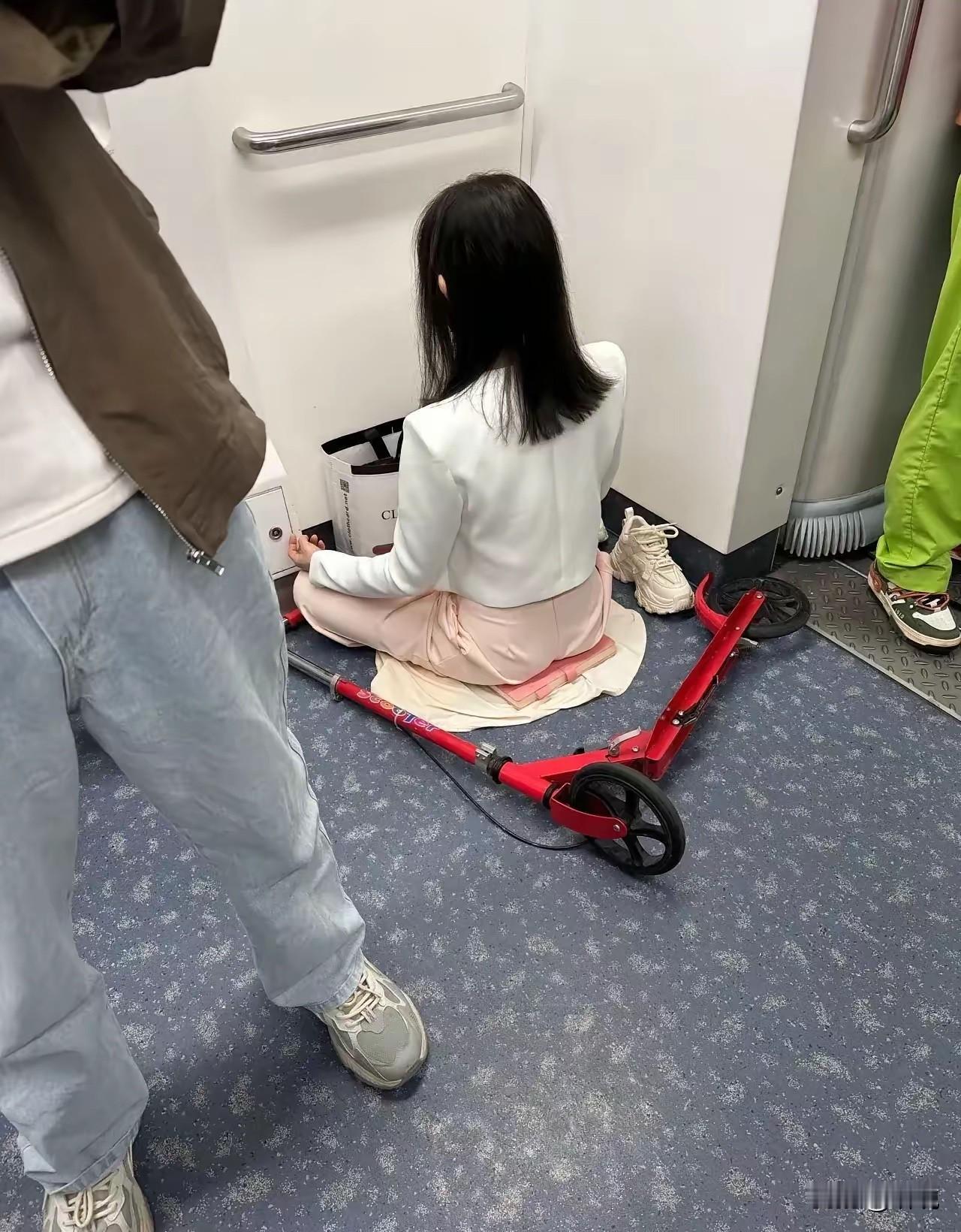 这是在地铁上修仙？