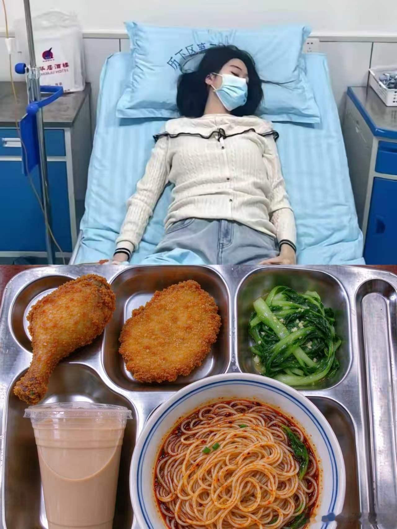 17岁高三女孩，早餐随便啃个面包，午餐，晚餐靠外卖，重油重口味，属于典型的三劣饮食，肚子经常不舒服，