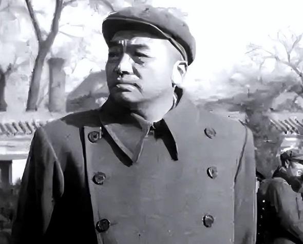 1961年11月，已被罢官的彭德怀回乡，湘潭地委书记华国锋等设宴招待。在饭桌中心