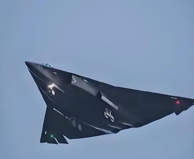 歼-36双机试飞新动态，比歼-20当年进度快多少？谁还记得当年歼-20的试飞频率