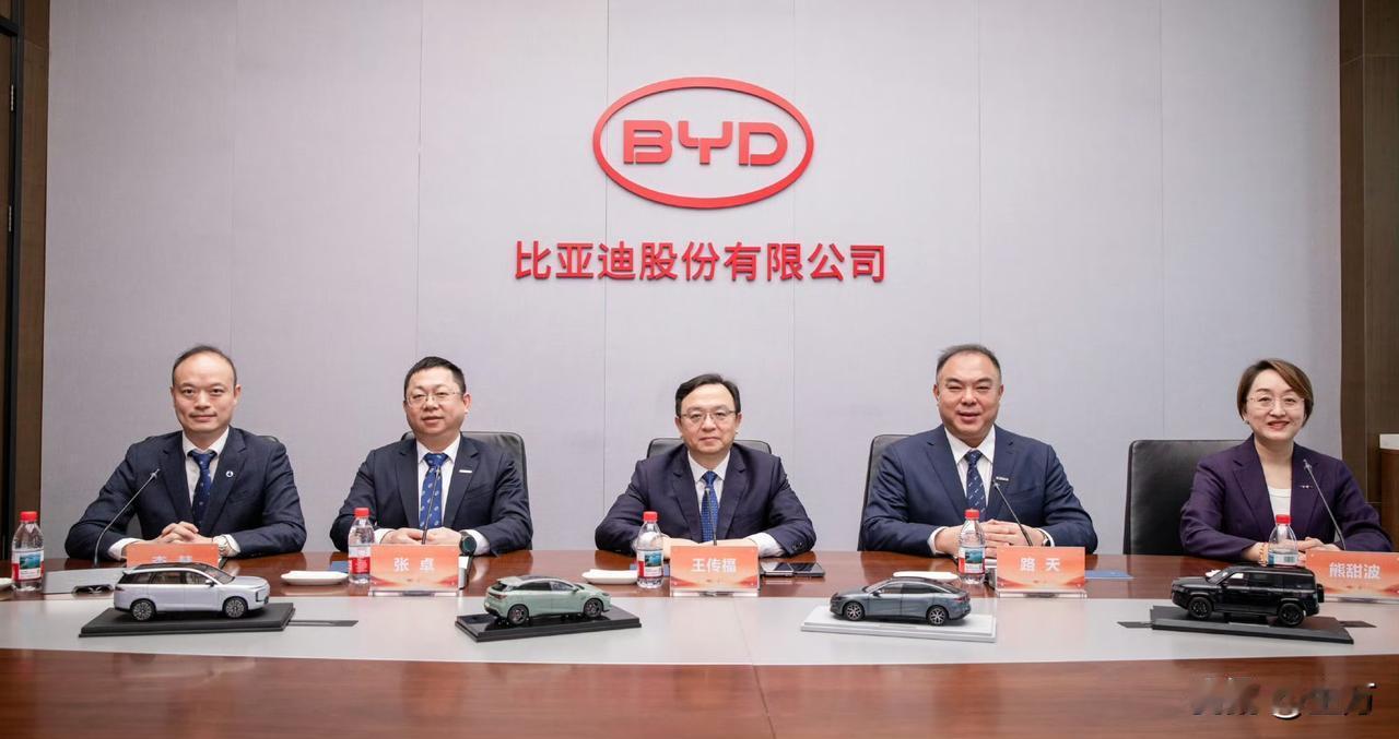比亚迪：2026第一天，携手开干！今天是2026年的第一天，王传福就带着大家