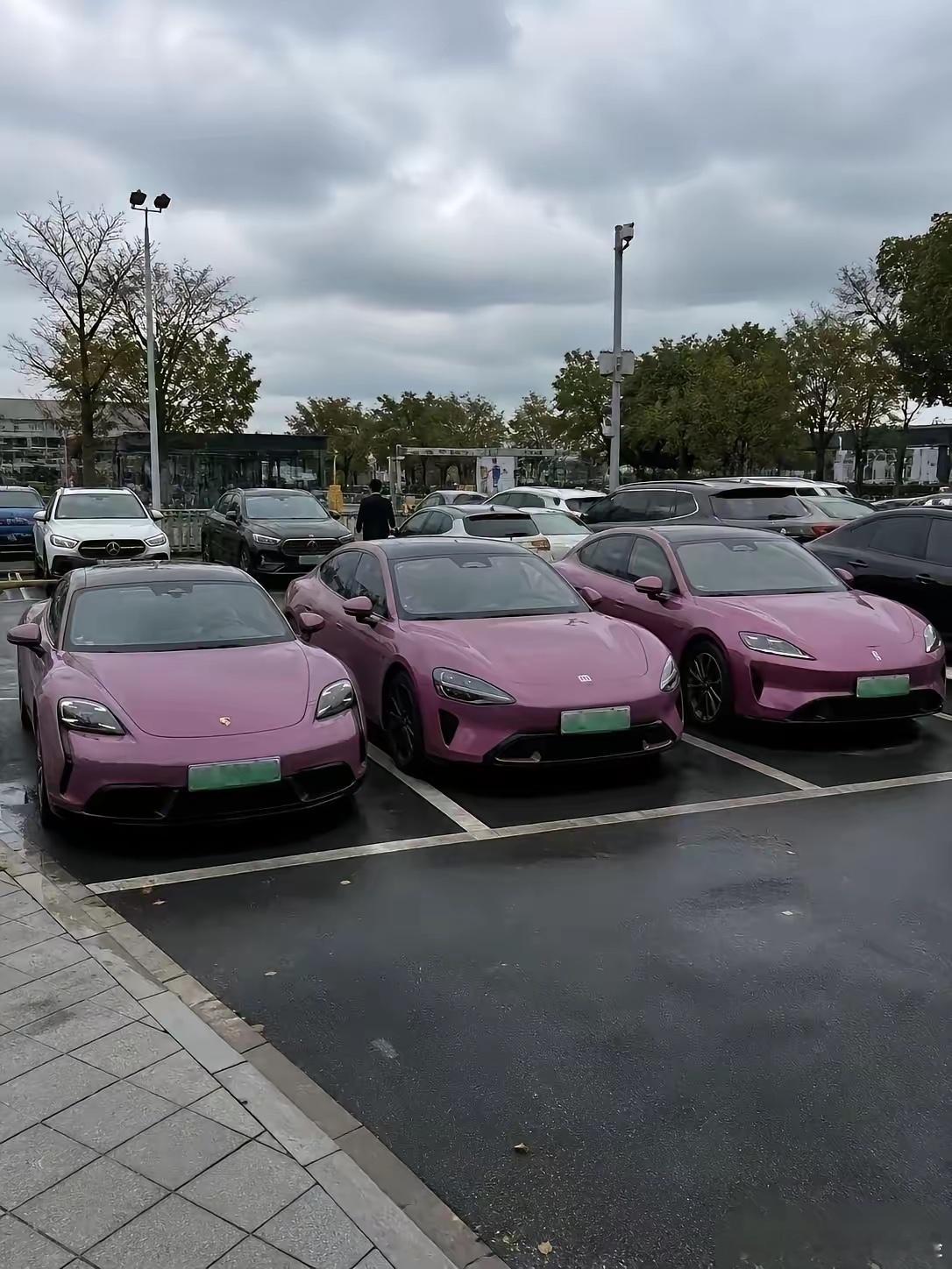 天啊！另外两位车主不尴尬吗？