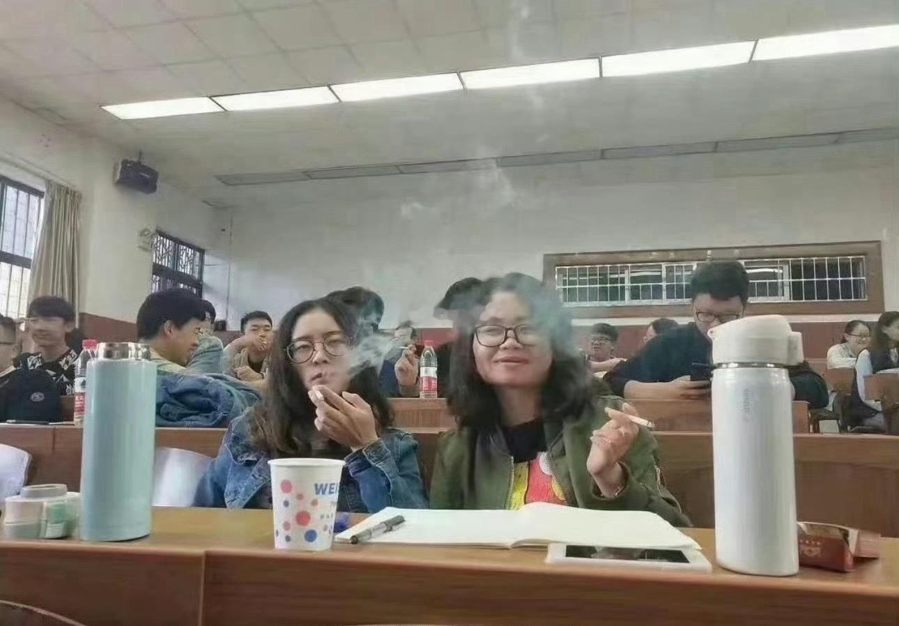 云南某大学烟草专业的学生正在上品鉴课，测试他们的产品。