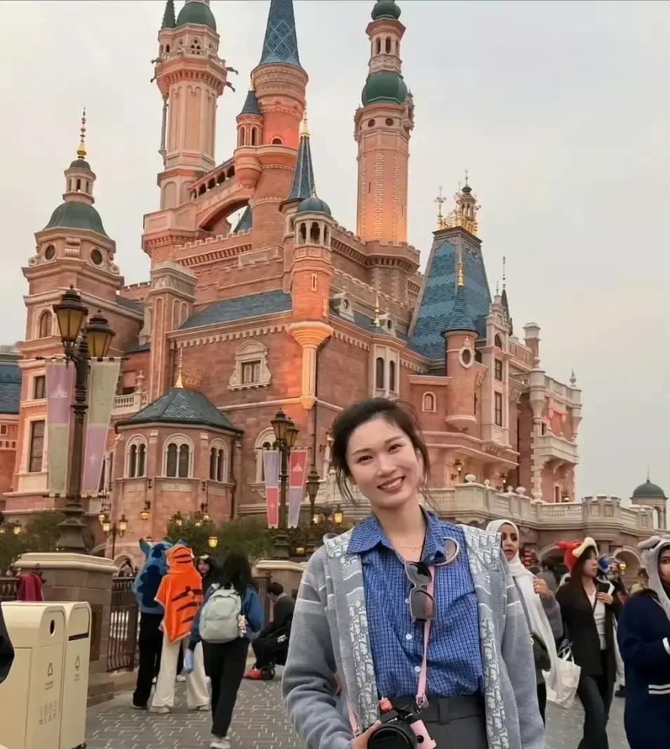 王梦洁刚打完全运会就被我在迪士尼撞见，她戴着米老鼠发箍排队买冰淇淋，笑得比夺冠那