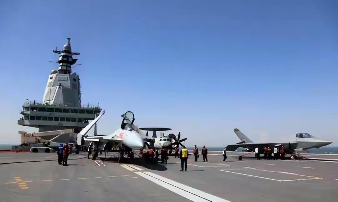 美媒：中国福建舰打击群完成首次实弹训练，但战斗力不值得期待？福建舰这艘航母刚