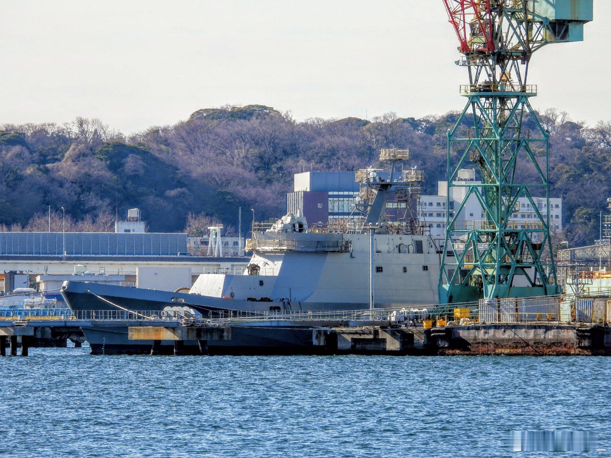 海自901“樱”号巡逻舰昨天状态，正在JMU矶子船厂舾装。此舰于去年11月下水。