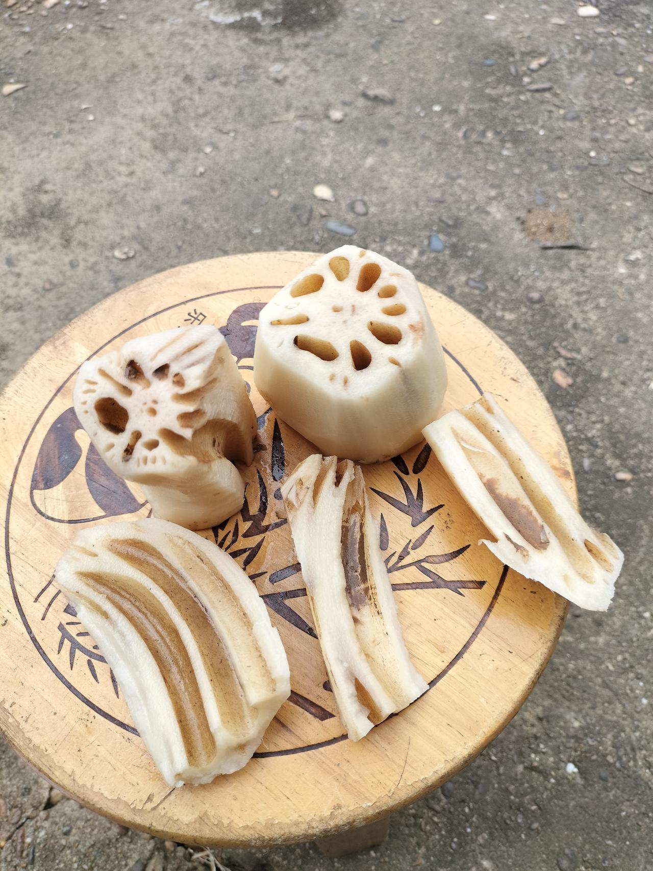 莲藕里面都是泥巴，是我买的莲藕，外面看皮是很好的，我把那个皮削了，用刀切开一看呀