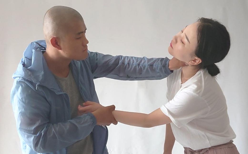 “你让我戴绿帽，我就让你脱层皮！”湖北武汉，丈夫怀疑妻子出轨，将妻子捆绑在长凳