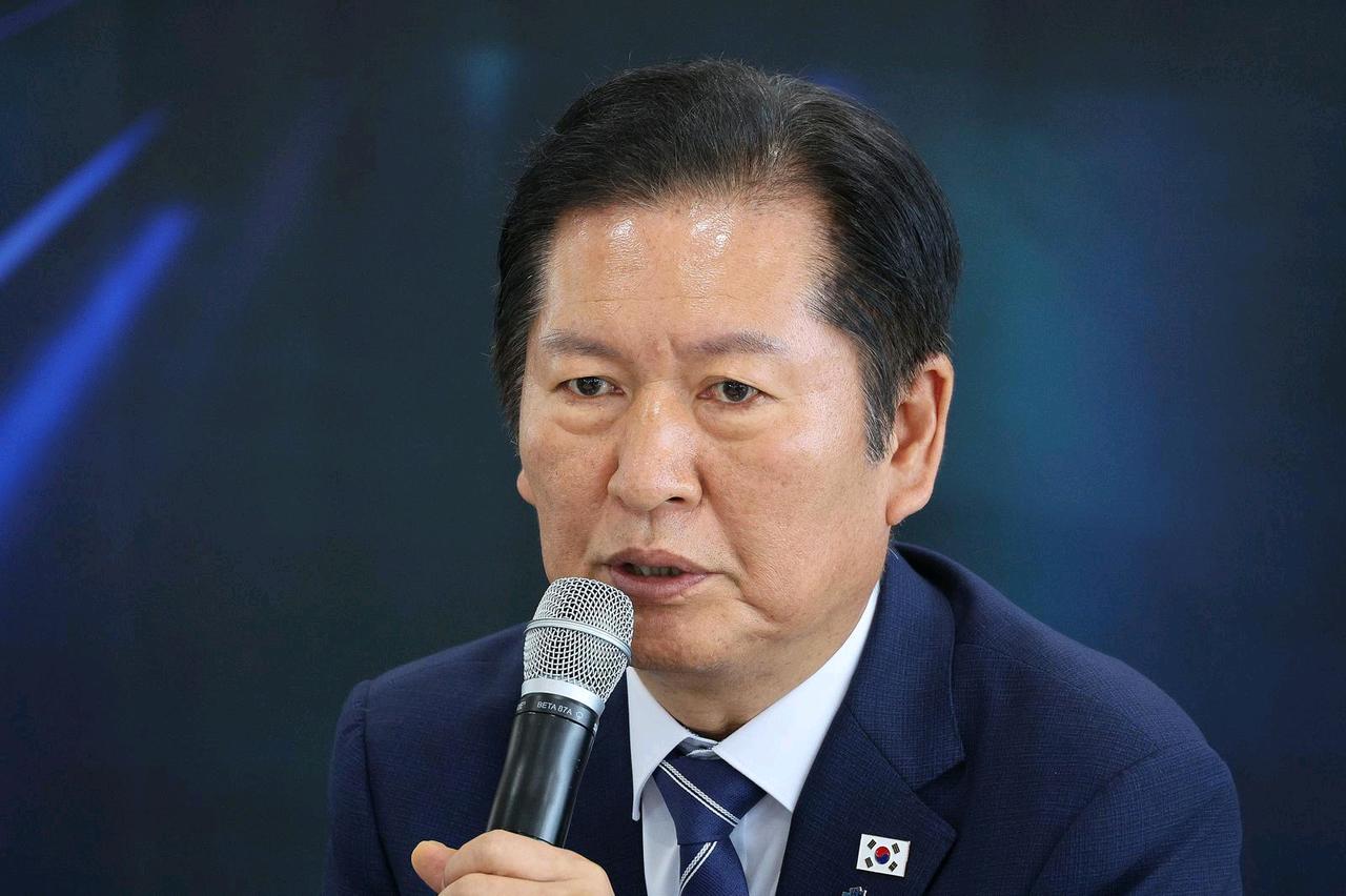 韩国媒体消息，共同民主党代表郑清来多次通过脸书抨击曹熙奉大法院长，言辞强硬，并推