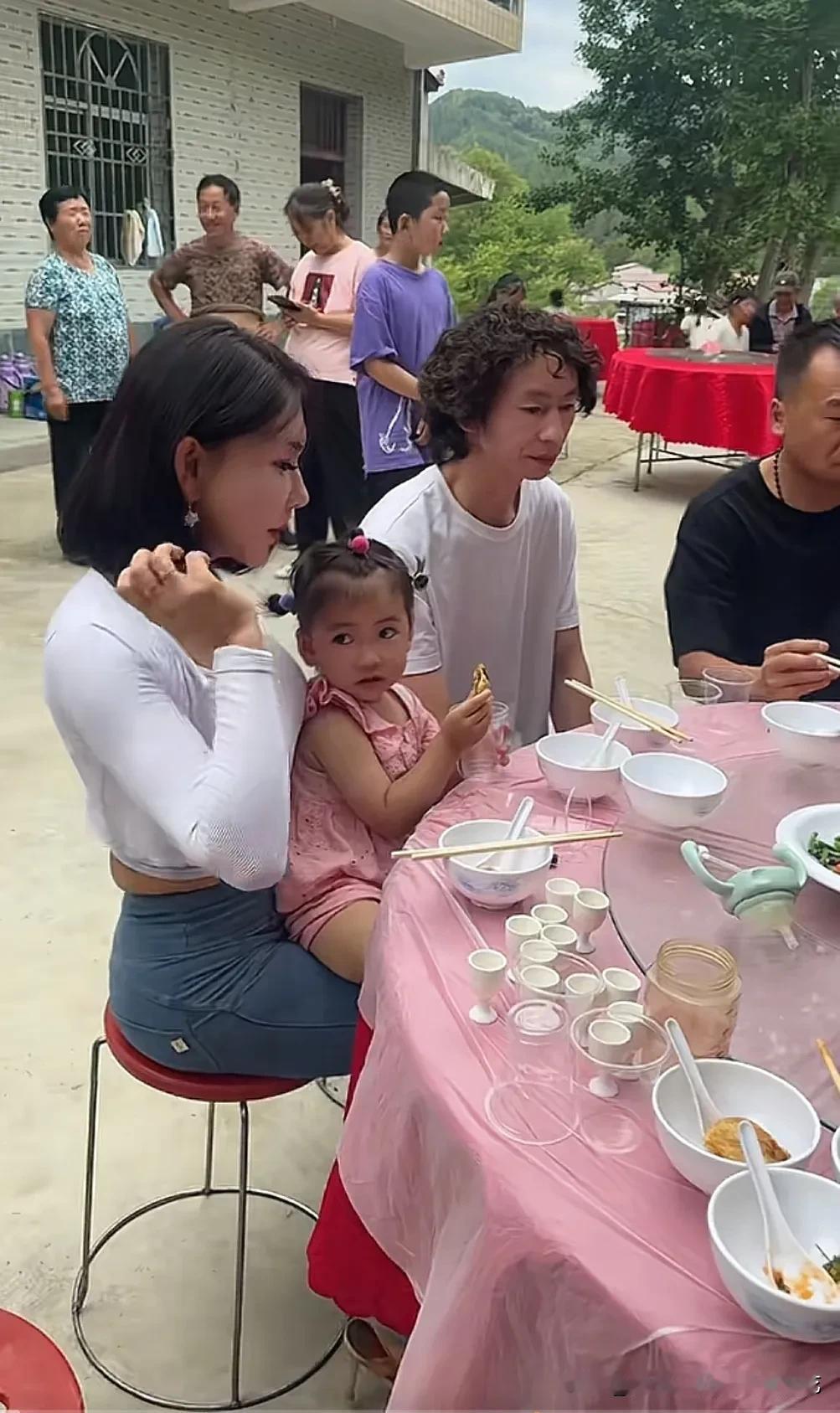 我说庞麦郎的女朋友怎么这么眼熟呢，原来是那个小有名气的演员，如今和有流量的庞麦郎