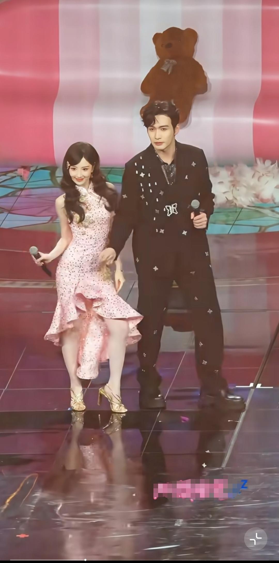 毛晓彤，腿真白，像穿了白丝袜。