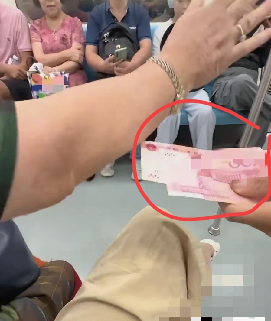 谁能想到地铁里这一幕会戳中这么多人？70多岁的奶奶看见旁边男孩